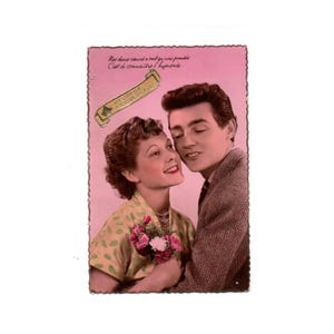 Postal francesa vintage coloreada en rosa con la frase "Feliz cumpleaños", de la década de 1950