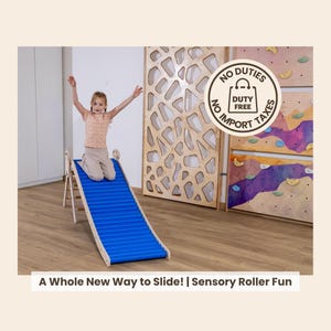 Triángulo de escalada de madera y tobogán de rodillos: parque infantil Montessori para niños pequeños, gimnasio de juegos activos.