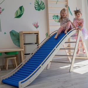 Tobogán sensorial grande y triángulo de escalada Montessori: Zona de juegos interior