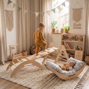 Peut inclure: Un ensemble de jeu en bois pour enfants comprenant une arche, une rampe et un triangle. Un enfant en combinaison moutarde grimpe la rampe. Un bébé se repose dans un berceau en bois avec un coussin à motifs. La pièce est dans des tons neutres.