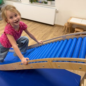 Triángulo de escalada Montessori con tobogán sensorial azul: Zona de juegos interior