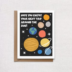 Carte d'anniversaire planètes. Une autre carte de voeux de voyage autour du soleil.