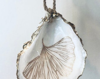 Adorno de concha de ostra con forma de hoja de ginkgo dorada