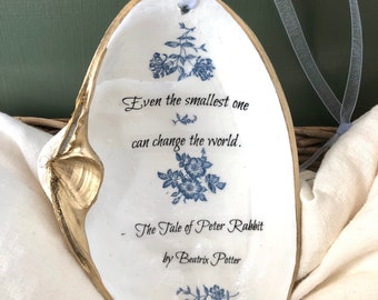 Incluso el más pequeño puede cambiar el mundo. Cita del cuento de Peter Rabbit de Beatrix Potter.
