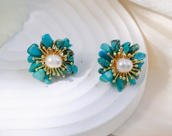 Pendientes de perlas turquesa vibrantes con forma de flor. Joyería romántica estilo bohemio del suroeste. Regalo artesanal único y original para ella.