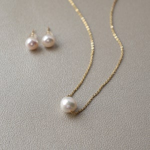 Handgemaakte parelsieradenset: sterlingzilveren ketting en oorknopjes