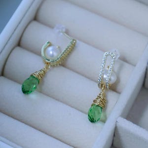 Brincos de zircônia verde pérola: argolas Huggie de latão vintage