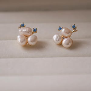 Boucles d'oreilles triples perles et pois minimalistes Trio de boucles d'oreilles perlées en grappe, délicates boucles d'oreilles de mariage classiques, cadeaux de demoiselle d'honneur