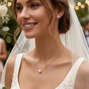 Bruidssieradenset met zoetwaterparels, ketting en oorbellen van sterling zilver en verguld zilver.