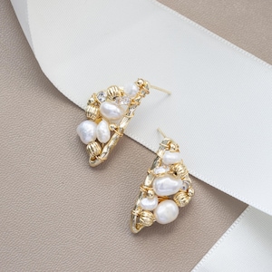Triangle Pearl Stud Earring, Simple Triangle Earring Geometric Earring Triangle Stud Chic Dainty Gold Earring Bridesmaid Gift Wedding Gift