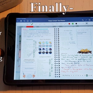 Puede incluir: Una aplicación de planificador digital abierta en una tableta, que muestra una página titulada "Happy Camper Trip Planner". La página está llena de notas escritas a mano y listas de verificación, incluidas secciones para "Notas del camping", "Lista de alimentos" y "Lista de empaque". La tableta está sobre una superficie de madera con un lápiz óptico y un cable blanco.