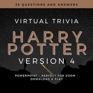 Puede incluir: Una imagen en blanco y negro de un cielo nocturno estrellado con la silueta de dos personas de pie en una colina. El texto "35 QUESTIONS AND ANSWERS" está en la parte superior de la imagen. El texto "VIRTUAL TRIVIA HARRY POTTER VERSION 4" está en el centro de la imagen. El texto "POWERPOINT PERFECT FOR ZOOM - DOWNLOAD & PLAY" está en la parte inferior de la imagen.