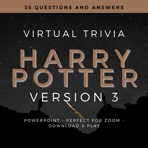 Puede incluir: Una imagen en blanco y negro de un cielo nocturno estrellado con dos siluetas de personas de pie en una colina. El texto "35 QUESTIONS AND ANSWERS" está en la parte superior de la imagen. El texto "VIRTUAL TRIVIA" está en el medio de la imagen. El texto "HARRY POTTER" está en letras grandes de color marrón en el medio de la imagen. El texto "VERSION 3" está debajo del texto "HARRY POTTER". El texto "POWERPOINT PERFECT FOR ZOOM - DOWNLOAD & PLAY" está en la parte inferior de la imagen.