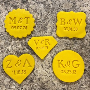 Peut inclure: Cinq emportes-pièces jaunes de formes et d'initiales différentes. Les emportes-pièces sont destinés aux couples avec leurs dates de mariage. Les formes sont un cercle, un diamant, un cœur, un rectangle et un carré.