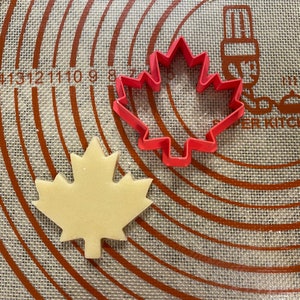 Maple Leaf Cookie Cutter / Polymer Clay / Fondant / Playdoh image 1