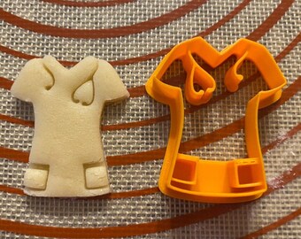 Tagliabiscotti a forma di camice da infermiere