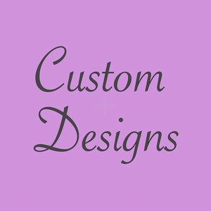 Peut inclure: Texte "Custom Designs" en écriture cursive sur un fond violet clair.