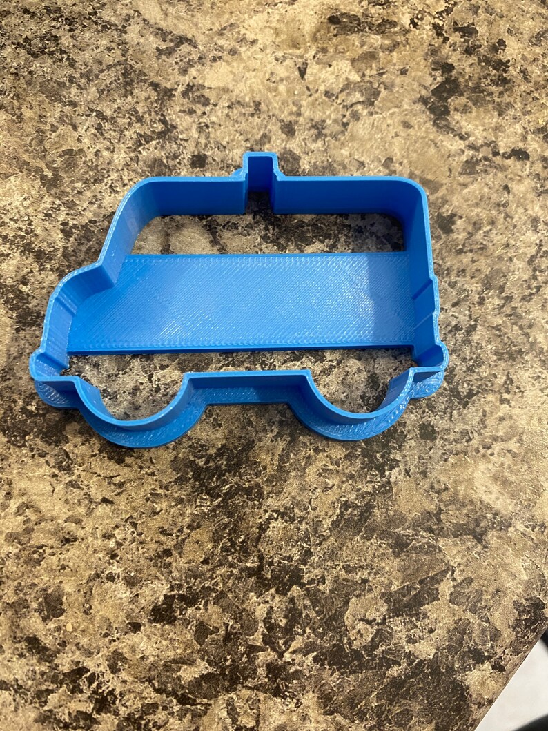 Pu&ograve; includere: Un tagliapasta in plastica blu a forma di furgone.
