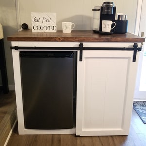 Mini refrigerador estilo granja con puerta corrediza estilo granero y barra de bebidas (tamaño mediano)
