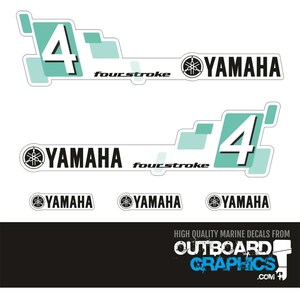 Può includere: Un set di adesivi per motori fuoribordo Yamaha a quattro tempi. Gli adesivi sono bianchi con testo nero e logo Yamaha blu. Gli adesivi presentano il numero "4" in un design blu e bianco. Gli adesivi sono per uso marittimo e sono di alta qualità.