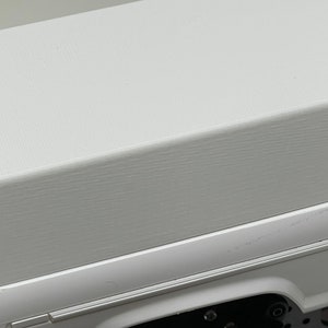 Peut inclure: Un plateau de camion blanc avec une surface textur&eacute;e. Le plateau de camion est en plastique et a une finition blanche lisse.