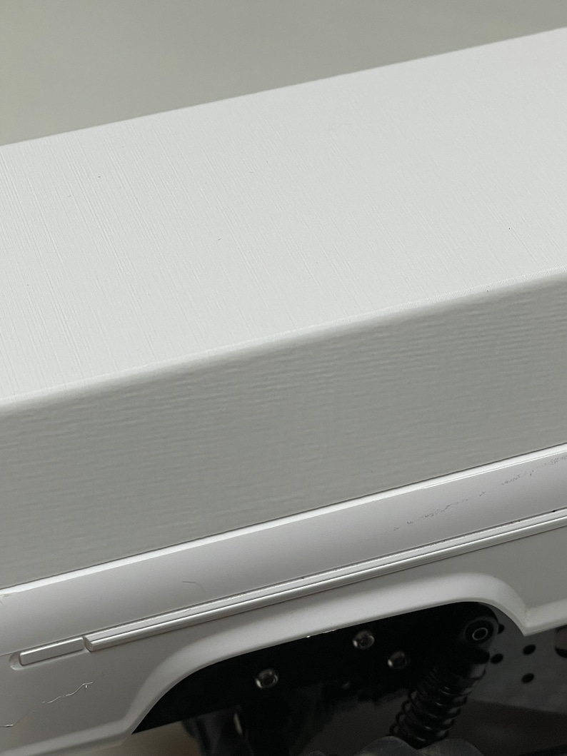 Peut inclure: Un plateau de camion blanc avec une surface textur&eacute;e. Le plateau de camion est en plastique et a une finition blanche lisse.