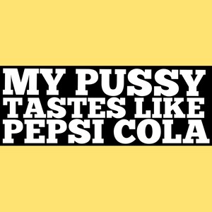 Może przedstawiać: Projekt graficzny z tekstem "MY PUSSY TASTES LIKE PEPSI COLA" w pogrubionych białych literach na czarnym prostokącie, na żółtym tle.