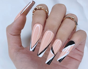 Arte de uñas abstractas en blanco y negro