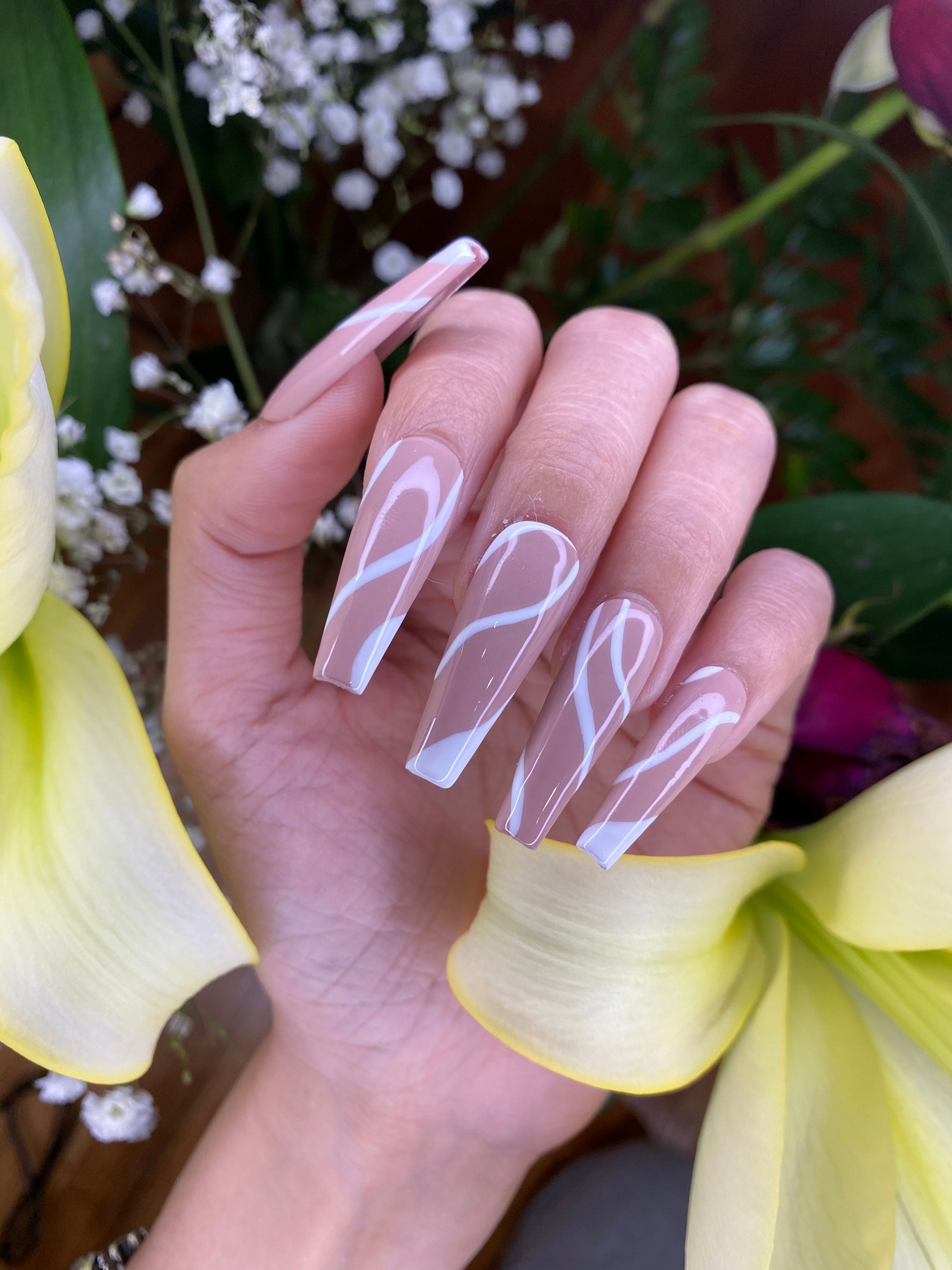 Thương hiệu nails của bạn sẽ trở nên nổi bật với những trang trí móng tay tia vân sành điệu tại năm