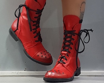 Czerwone skórzane buty bojowe: gotyckie botki do kostki