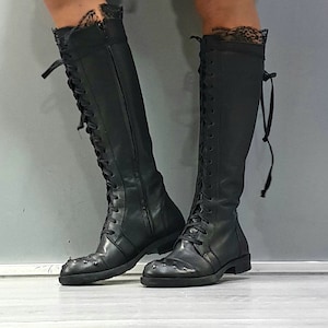 Zwarte platte laarzen, zwarte leren hoge laarzen, extravagante schoenen, leren damesschoenen, gotische schoenen, lange laarzen, handgemaakte schoenen