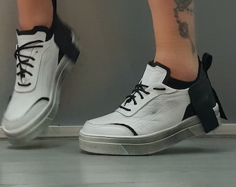 Zapatillas de piel auténtica: extravagantes zapatos grunge en blanco y negro
