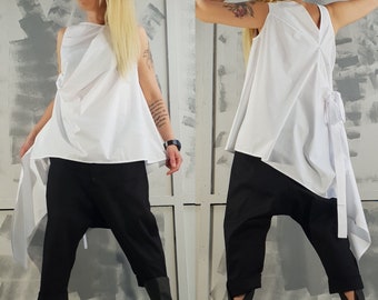 Asymmetrische witte katoenen tuniektop, avant-garde blouse met riem, asymmetrische mouwloze tuniek, extravagante feesttuniek dames