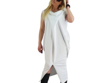 Puede incluir: Un vestido midi blanco sin mangas con cuello drapeado y una silueta holgada y asimétrica que cae por debajo de las rodillas. La prenda presenta un cuerpo estructurado con pliegues suaves y un dobladillo recto con una abertura central frontal.