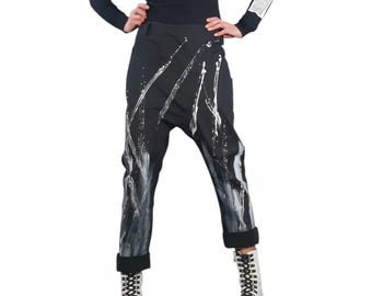Avantgarde handgefertigte bemalte Hose mit tiefem Schritt, schwarze extravagante Haremshose, einzigartige urbane Mode, auf Bestellung