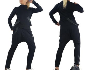 Conjunto negro de estilo vanguardista, top asimétrico, pantalones harem, atuendo gótico.