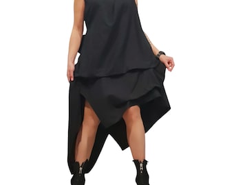 Puede incluir: Un vestido negro sin mangas con un dobladillo asimétrico y superpuesto que cae por debajo de las rodillas. El corpiño tiene un escote redondo sencillo y la falda consta de varios paneles de tela superpuestos que crean una silueta voluminosa.