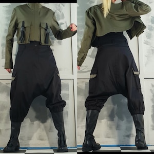 Look feminino de vanguarda: conjunto de calça harem e jaqueta com bolso