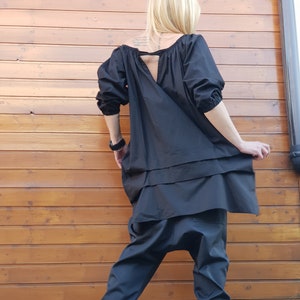 Asymmetrisches Schwarzes Hemd, Übergroße Avantgarde-Tunika, Langes Rückenausschnitt, Loses Designer-Hemd, Statement-Top, Nichtstandarddesign