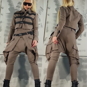 Look feminino de vanguarda: calça harem e jaqueta curta