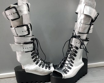 Sandalias de gladiador con plataforma gótica: cuñas de cuero plateado