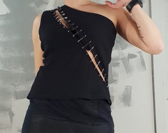 Blusa negra de un solo hombro: blusa de algodón vanguardista con imperdible
