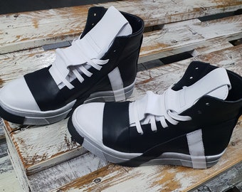 Zapatillas altas de cuero Vanguardista - Zapatos grunge en blanco y negro