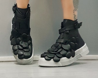 Zapatillas de piel gótica: zapatos florales extravagantes para mujer