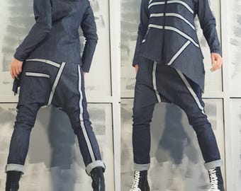 Conjunto vaquero de vanguardia: blazer asimétrico y pantalones harén
