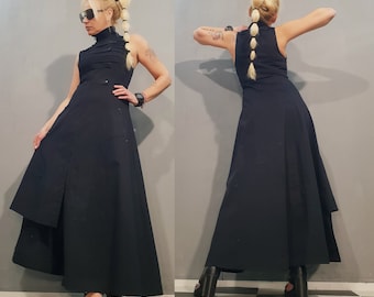 Vestido largo negro asimétrico de vanguardia: elegante vestido minimalista de diseñador.