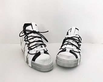 Zapatillas blancas de piel de vanguardia: calzado extravagante para mujer.