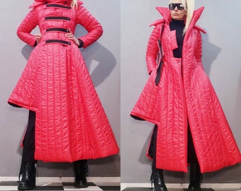 Avant-garde rode gewatteerde jas – sculpturale winterjas – futuristische bovenkleding met hoge kraag – asymmetrische gewatteerde jas - lange jas met capuchon