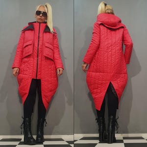 Avantgarde-Roter gesteppter Kapuzenmantel - Asymmetrische Winter-Pufferjacke, warme übergroße Designer-Oberbekleidung für Damen