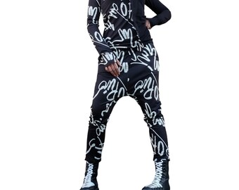 Conjunto de pantalones harén en blanco y negro: diseño asimétrico extravagante